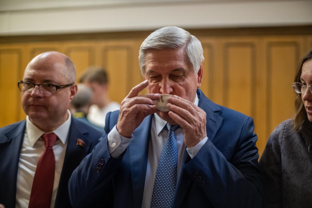 通讯：从神奇叶子中品读中国&mdash;&mdash;俄罗斯友人体验中国茶文化魅力