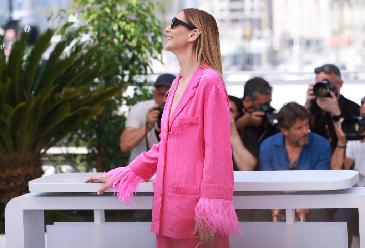 戛纳电影节：法国演员克洛蒂尔德&middot;库罗亮相《去年夏天》拍照式