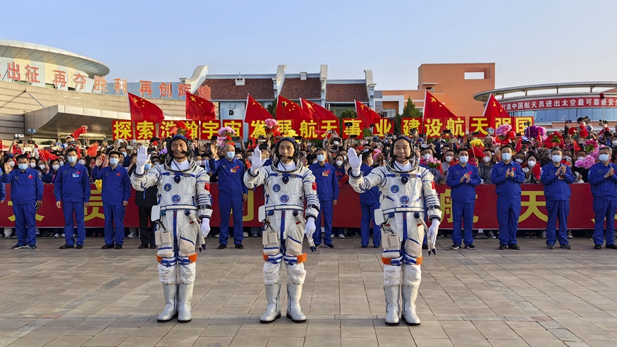 “神十六”航天员乘组出征仪式在酒泉卫星发射中心举行