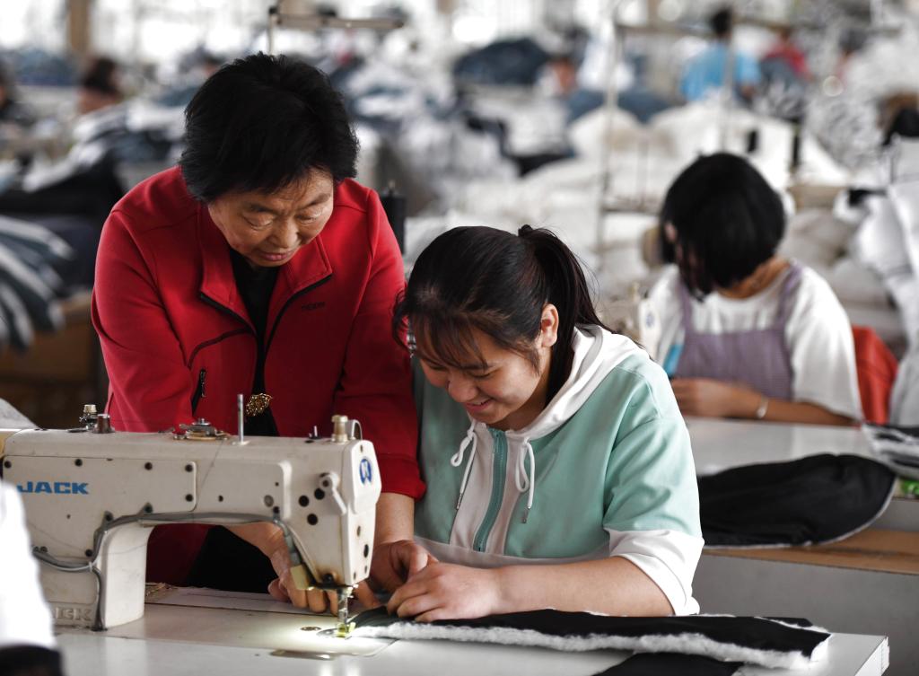 山东莒县:“爱心厂长”托起残疾职工幸福天空