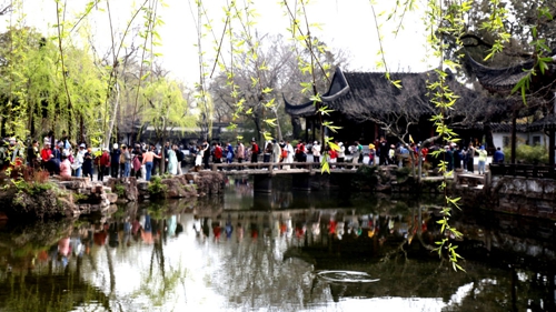 新华时评：深刻把握人文经济的中国特色、时代内涵