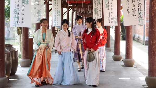 宁波湾底村:把村庄整治与发展经济结合起来