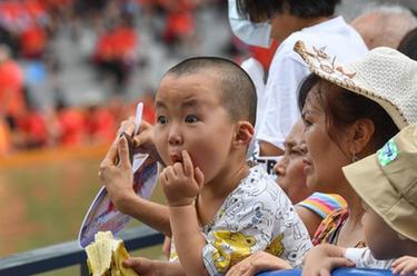 龙舟&ldquo;村赛&rdquo; 一水同舟解乡愁