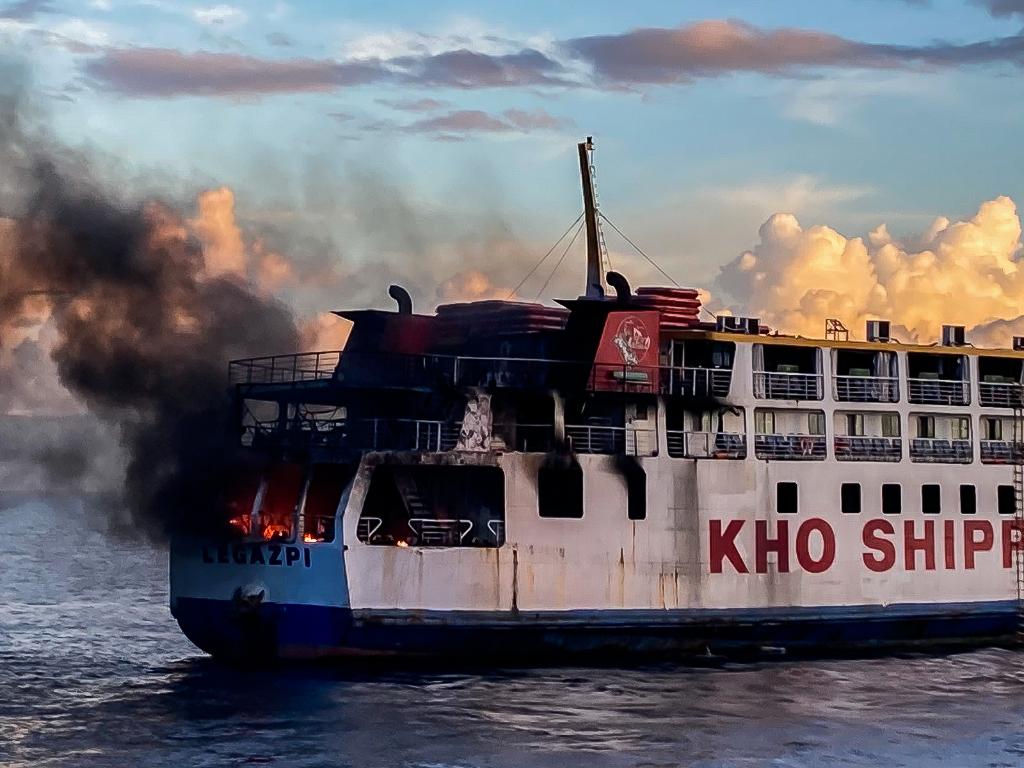 菲律宾渡轮海上起火 120人尽数获救