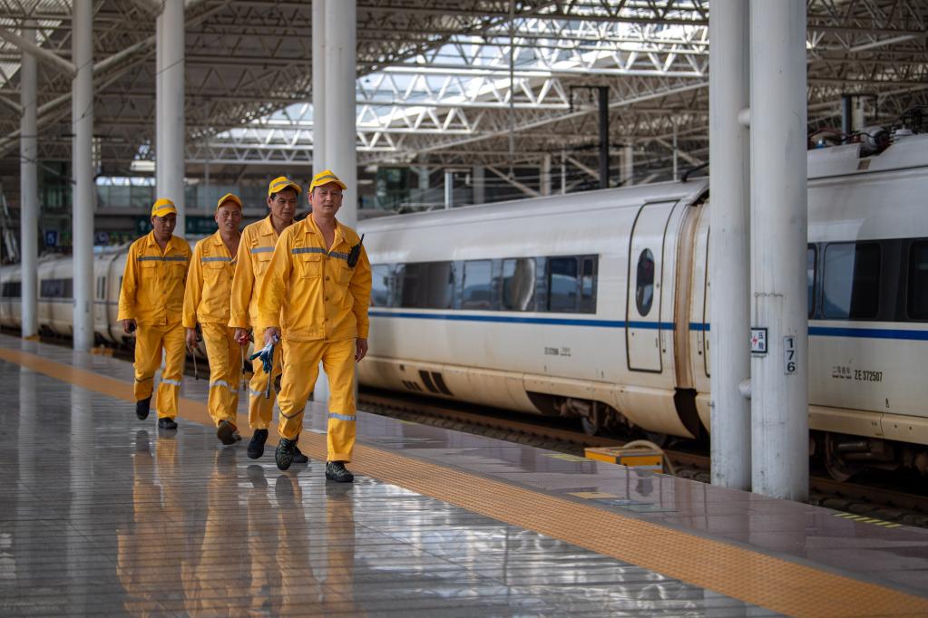 日行三万步的高铁&ldquo;补水人&rdquo;