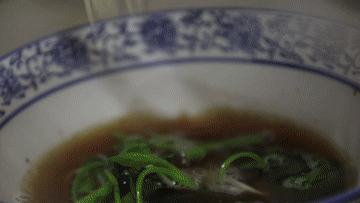 长江美食丨重庆小面：碱水面成就的灵魂美味