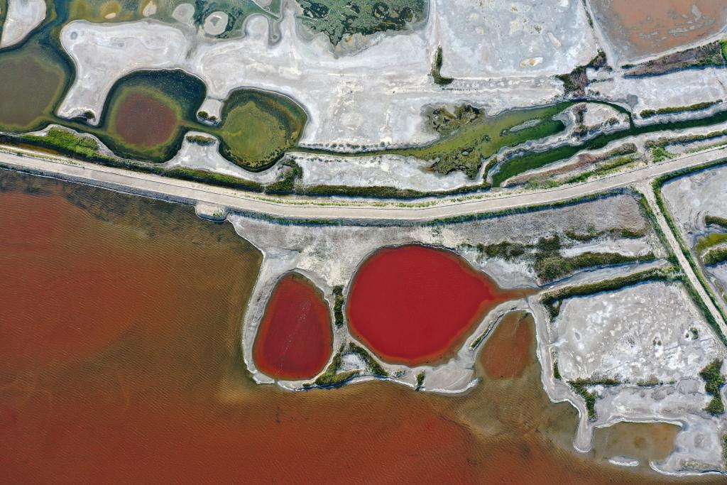 天空之眼瞰&ldquo;七彩盐湖&rdquo;