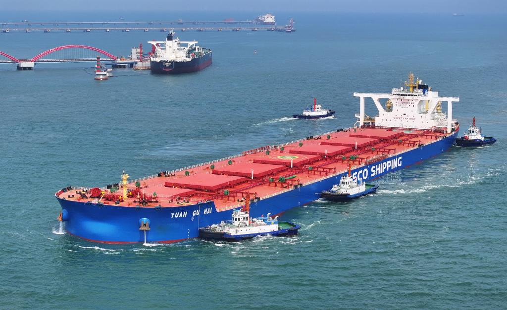 河北曹妃甸港区：40万吨&ldquo;巨无霸&rdquo;矿船满载靠泊