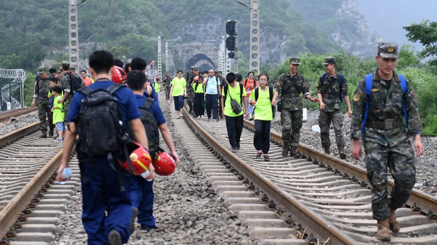 我在现场&middot;照片背后的故事｜徒步直击，我与被困旅客一起回家