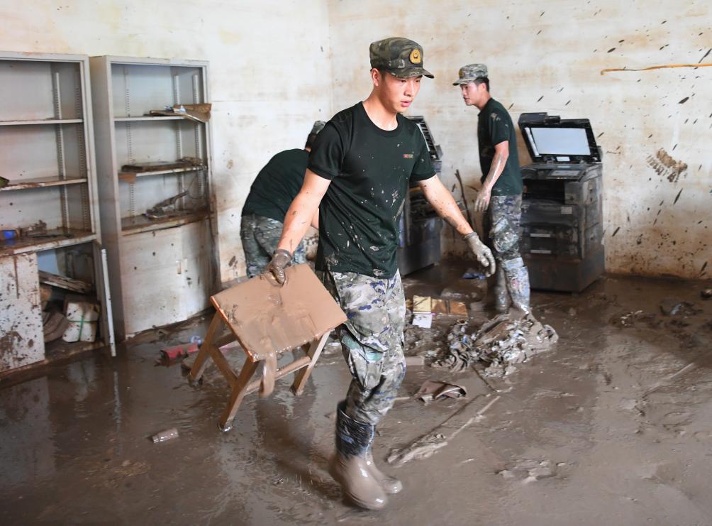 新华全媒+丨武警部队支援河北涿州中学开展清淤