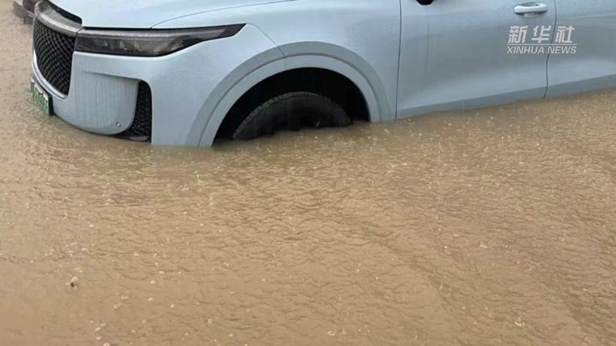路遇暴雨和积水，车辆一旦涉水要注意什么？