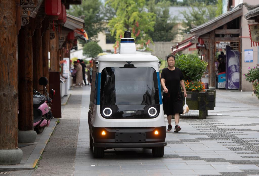 浙江磐安：山村无人快递车&ldquo;上岗&rdquo;