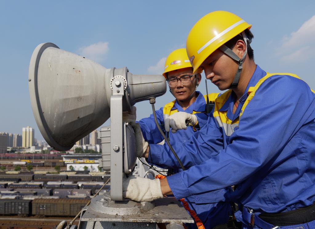 空中辛劳&ldquo;掌灯人&rdquo;