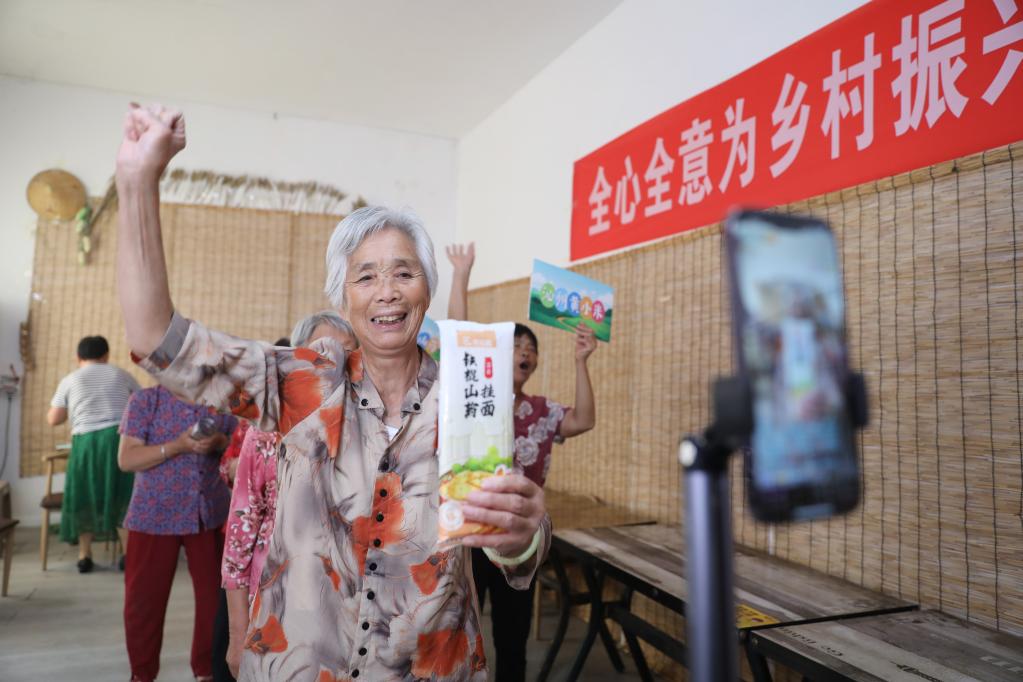 河南温县：&ldquo;银发直播团&rdquo;带&ldquo;火&rdquo;农特产品