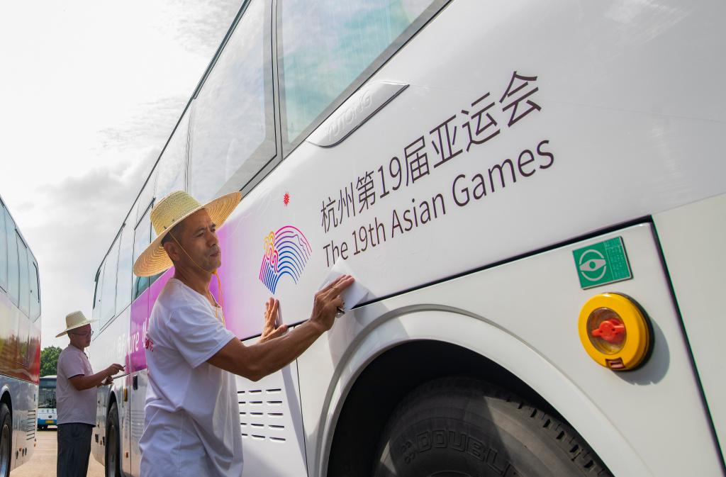 浙江金华：公交车换上&ldquo;亚运新装&rdquo;