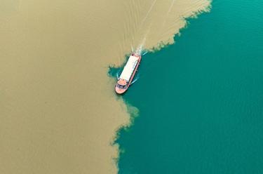 雨后汉江 &ldquo;泾渭分明&rdquo;