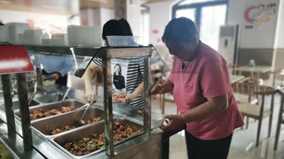 从“舌尖”暖到“心尖”　“一餐热饭”暖了老人心