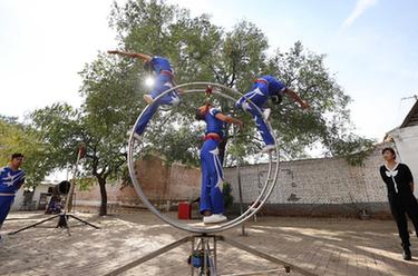 &ldquo;杂技之乡&rdquo;特色杂技小院练功忙