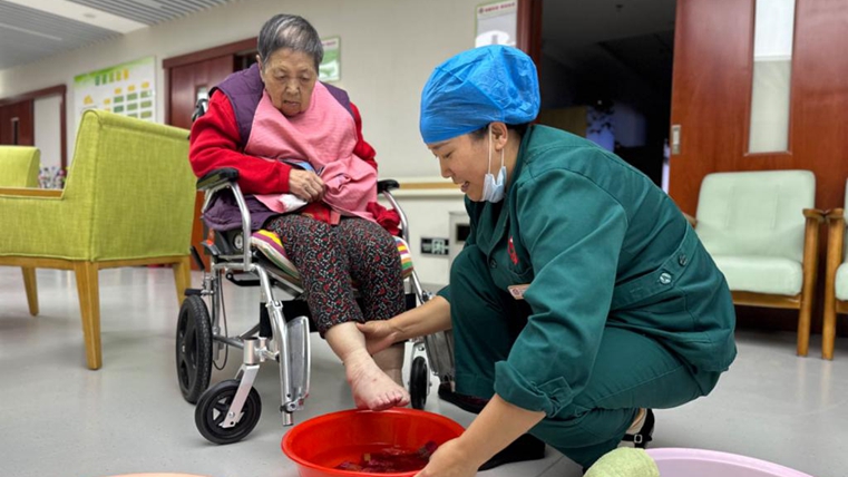 青海西宁：社区“原居养老”让更多老人安享幸福晚年