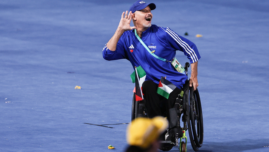 科威特代表团成员在开幕式上入场