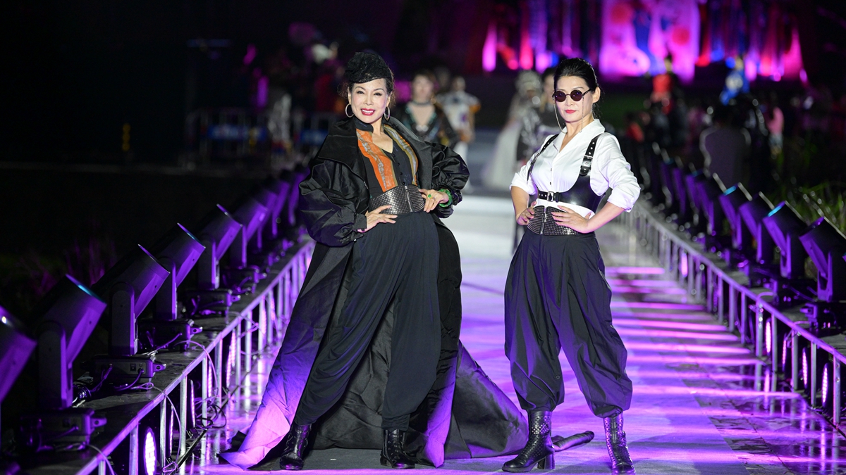 海南五指山：民族时装“村秀”迎重阳