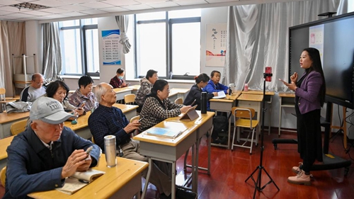 这门给老年人讲了7年的“手机课”，为何越来越火？