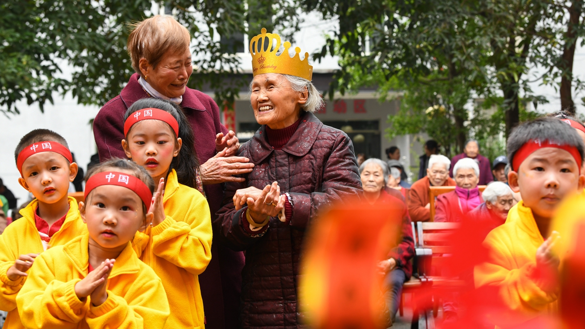 百岁老人赵奶奶的幸福生活