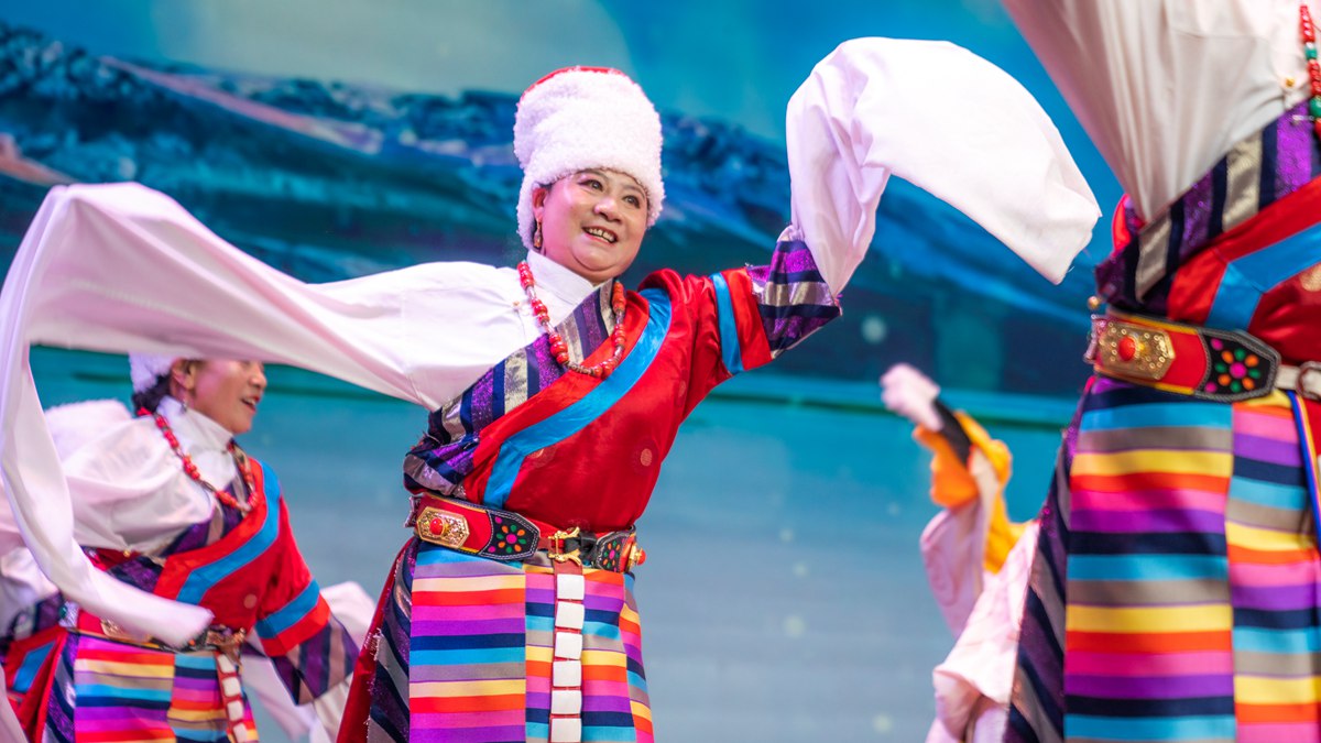 西藏拉萨：载歌载舞欢度重阳