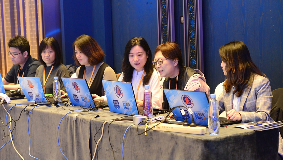 新华网对发布展示活动进行现场直播