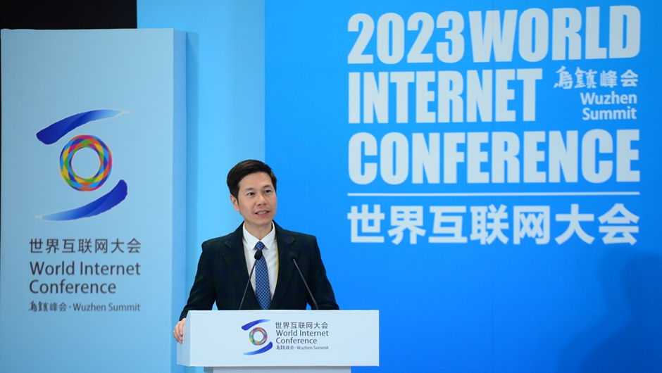 全国政协委员、香港特区立法会议员吴杰庄作主旨演讲