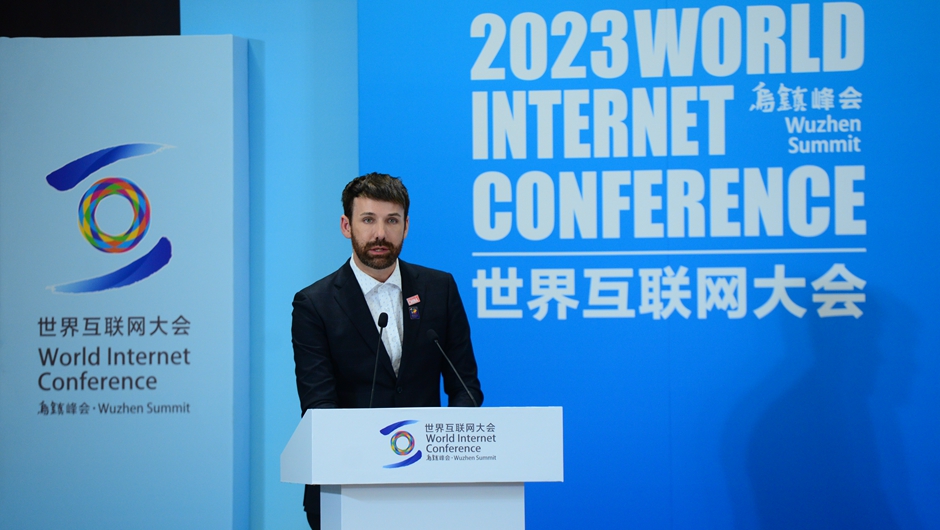 新西兰籍网络名人安柏然作主旨演讲