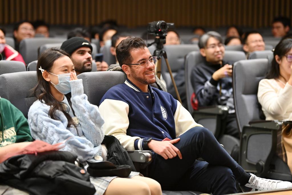 用西班牙语说相声的&ldquo;洋教师&rdquo;