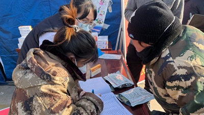 从帐篷到板房 一夜建起一个新家