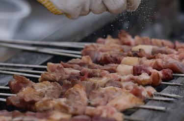 追着雪花看新疆｜“冬宰”：雪天里的烟火气