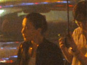 刘嘉玲雨夜会友 穿老气夹克