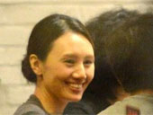 袁泉庆功高谈阔论举杯畅饮