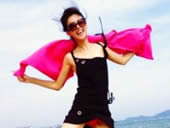 "兽兽"翟凌海滩戏水秀身材