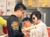 小S夫妇机场大秀恩爱