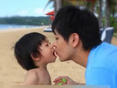 林志颖与小kimi同卖萌玩亲亲