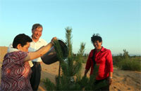 地球绿飘带采访组沙漠植树