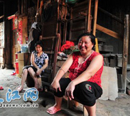 得知要拆迁搬新房的居民