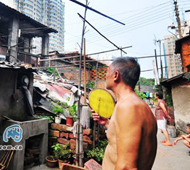 居民看着老屋憧憬未来