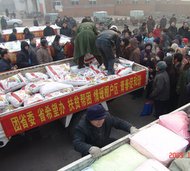 棚户区居民领取生活用品