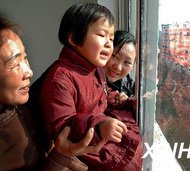 一家三代人新房窗前憧憬未来