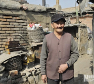 等待搬迁的北梁棚户区老人