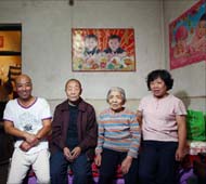 &ldquo;凑钱也要让老人住上新房&rdquo;