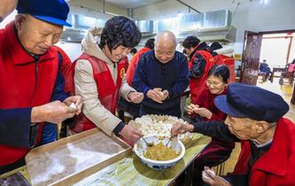 河北安平：浓情元宵 情暖夕阳