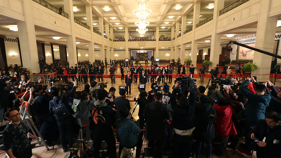 全国人大代表在&ldquo;代表通道&rdquo;接受采访