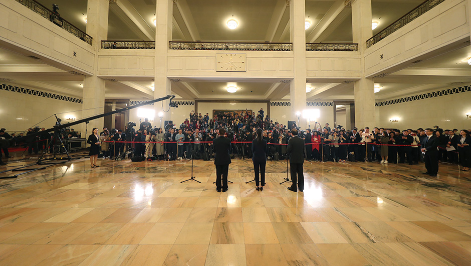 全国人大代表在&ldquo;代表通道&rdquo;接受采访