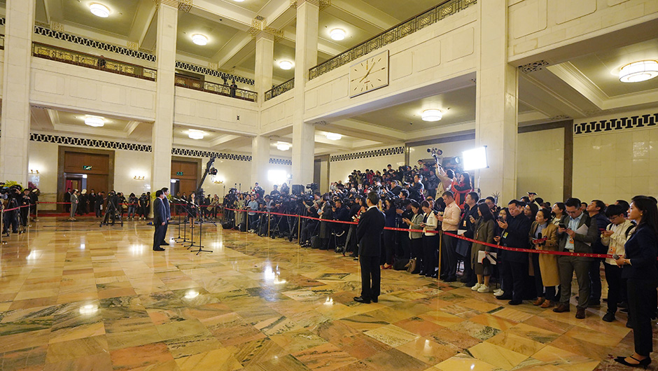 全国人大代表在&ldquo;代表通道&rdquo;接受采访